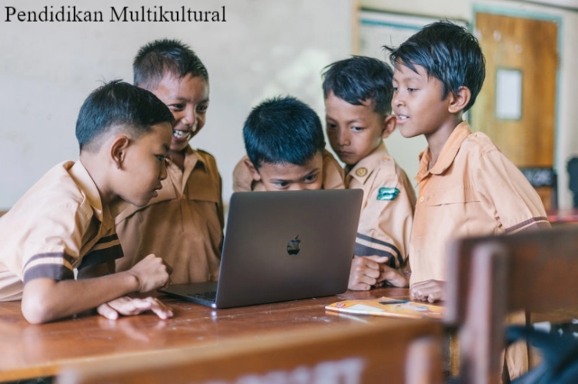 Pendidikan Multikultural: Makalah Penelitian tentang Kohesi dan Pemahaman Lingkungan Belajar